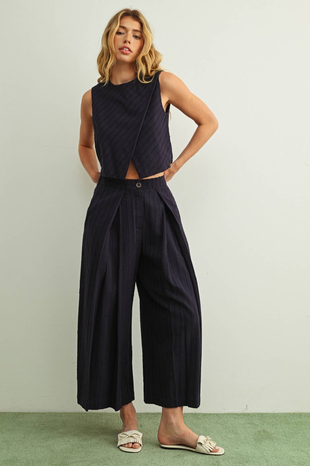 T6852ST   TEXTURED FABRIC SLEEVELESS WITH WOOD BUTTON TOP