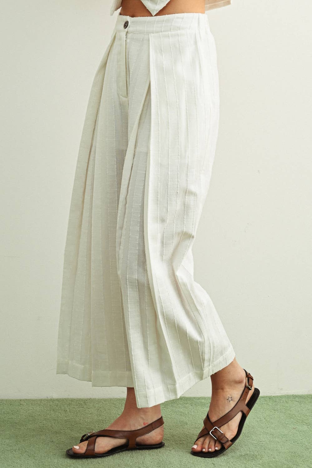 P6853ST   TEXTURED FABRIC FRONT PLEAT DETAIL PANTS