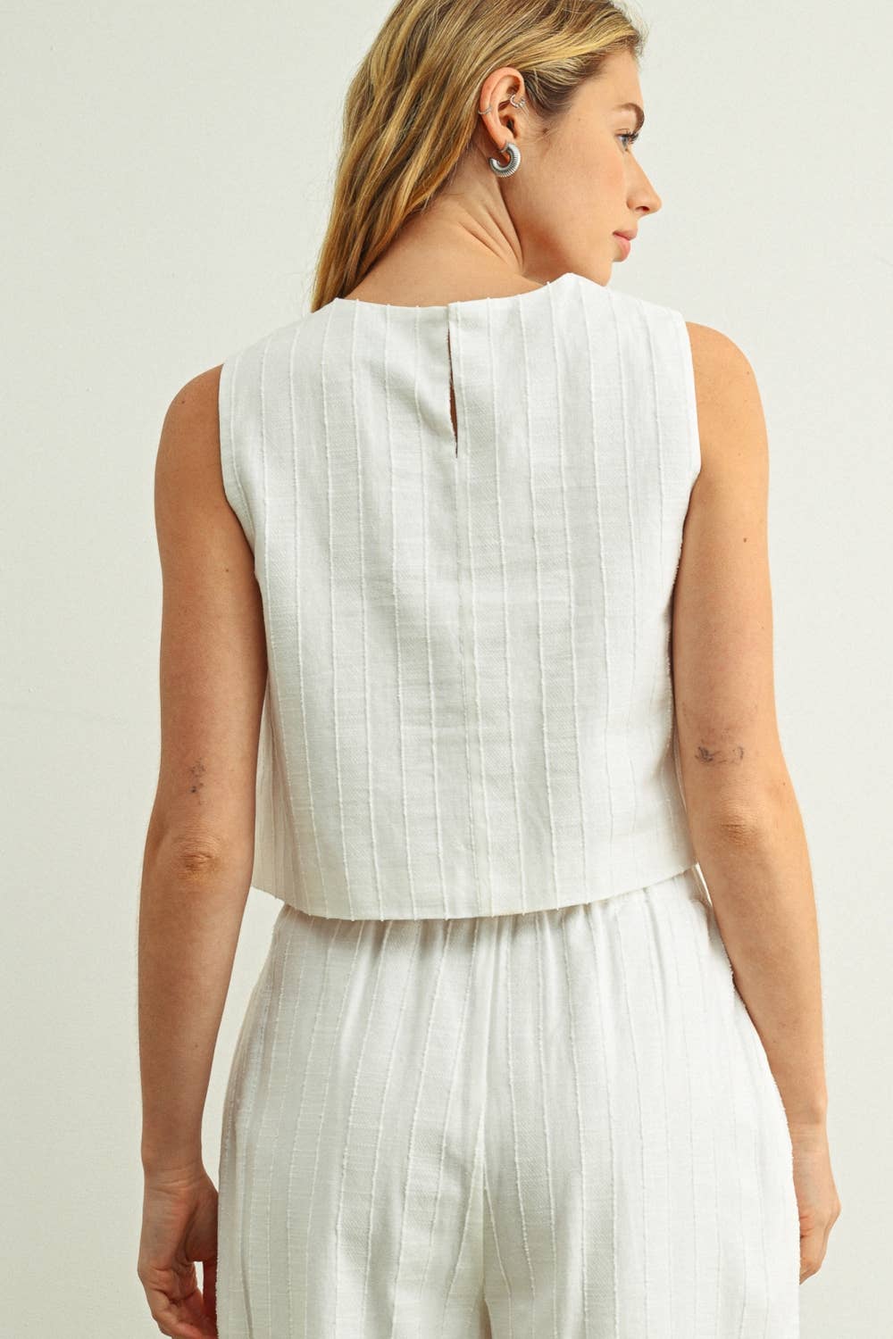 T6852ST   TEXTURED FABRIC SLEEVELESS WITH WOOD BUTTON TOP