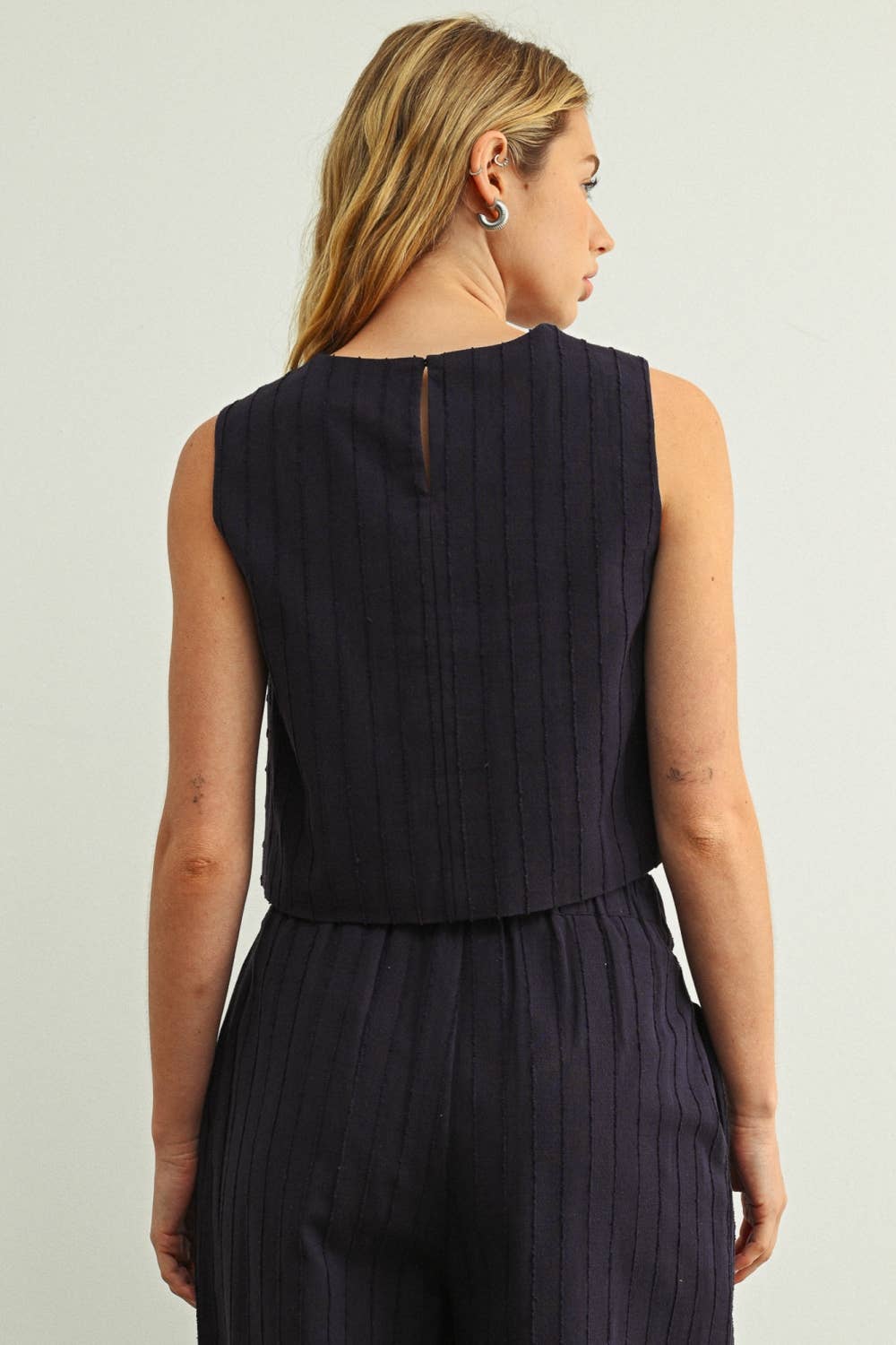 T6852ST   TEXTURED FABRIC SLEEVELESS WITH WOOD BUTTON TOP
