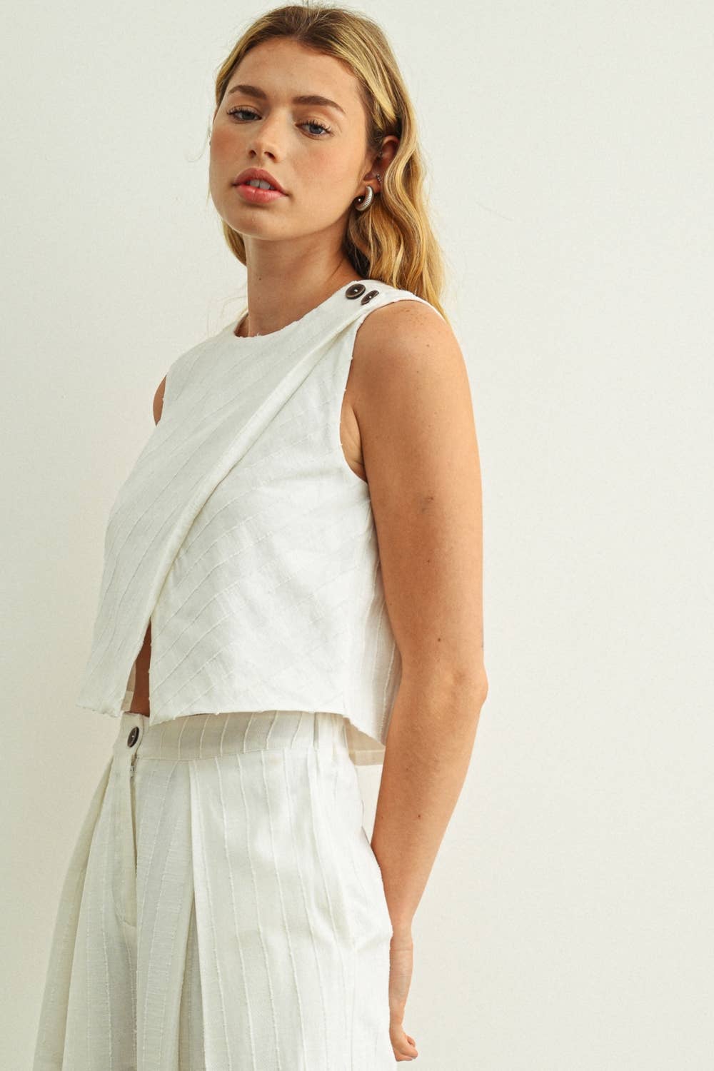 T6852ST   TEXTURED FABRIC SLEEVELESS WITH WOOD BUTTON TOP