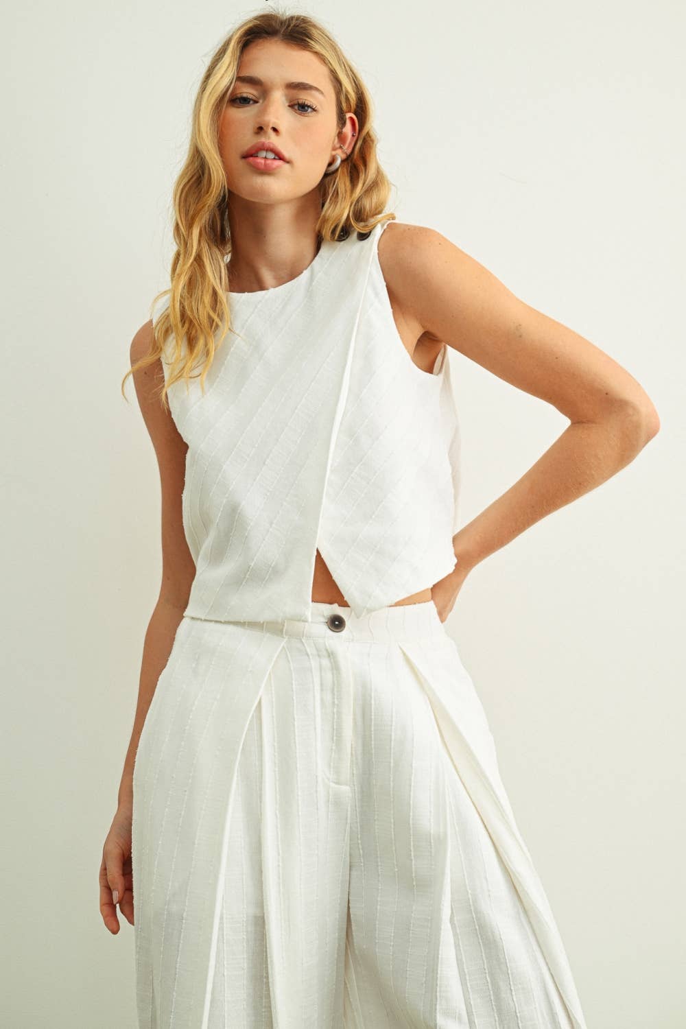 T6852ST   TEXTURED FABRIC SLEEVELESS WITH WOOD BUTTON TOP
