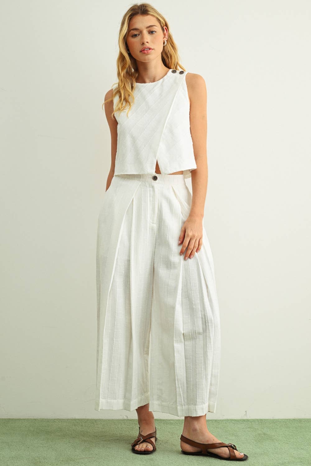 T6852ST   TEXTURED FABRIC SLEEVELESS WITH WOOD BUTTON TOP