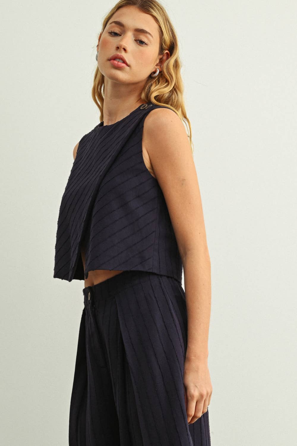 T6852ST   TEXTURED FABRIC SLEEVELESS WITH WOOD BUTTON TOP