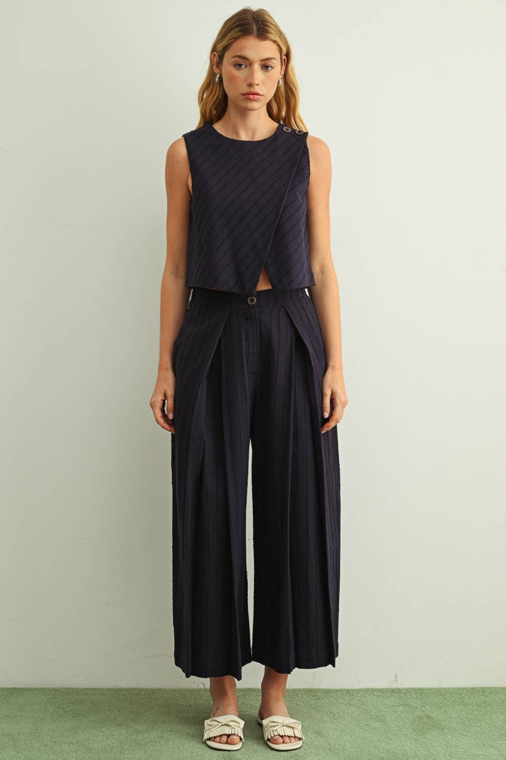 P6853ST   TEXTURED FABRIC FRONT PLEAT DETAIL PANTS