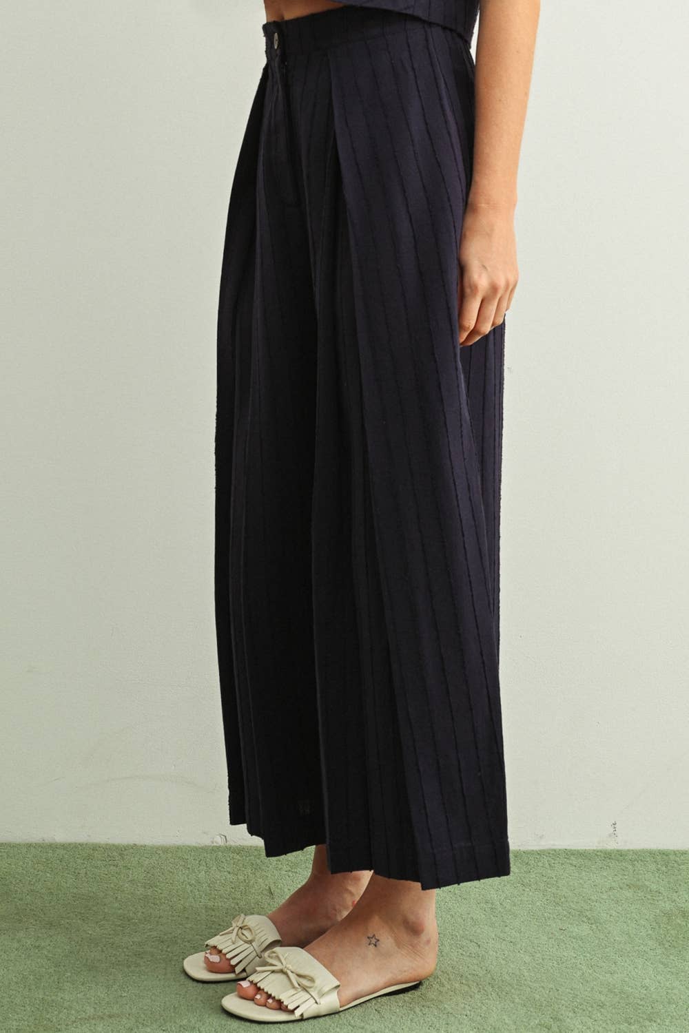 P6853ST   TEXTURED FABRIC FRONT PLEAT DETAIL PANTS